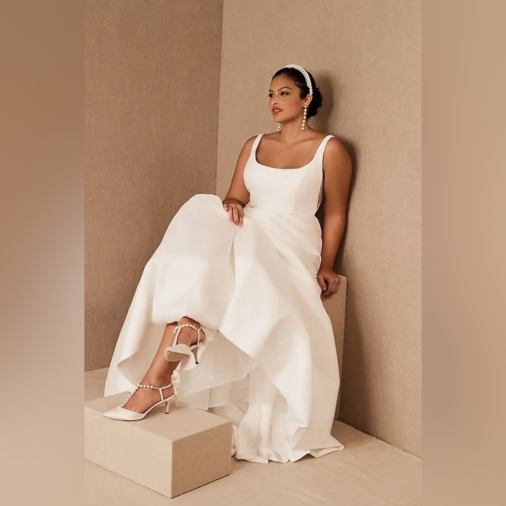 Jenny by Jenny Yoo
Lawrence Square-Neck Open-Back Taffeta
Wedding Gown - Picture 17 of 17